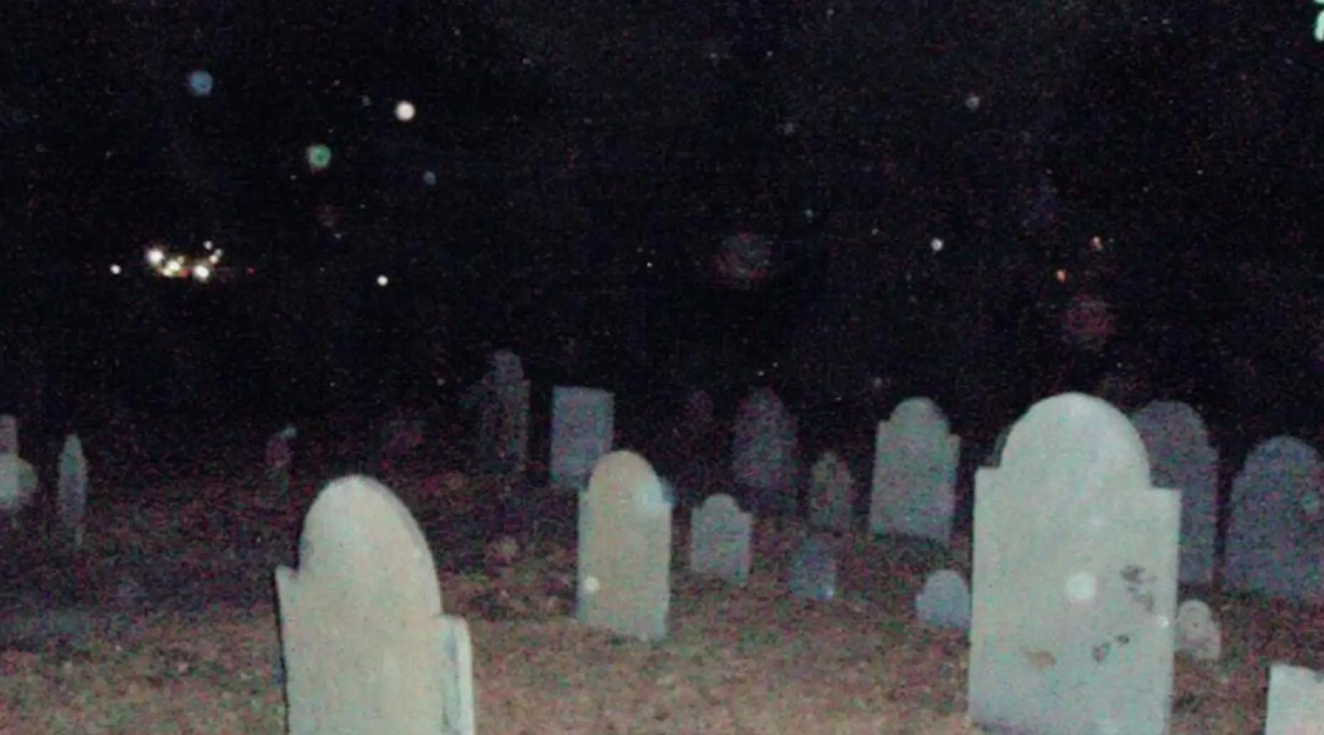 Orbes espectrales en un cementerio alemán desconciertan a los vecinos